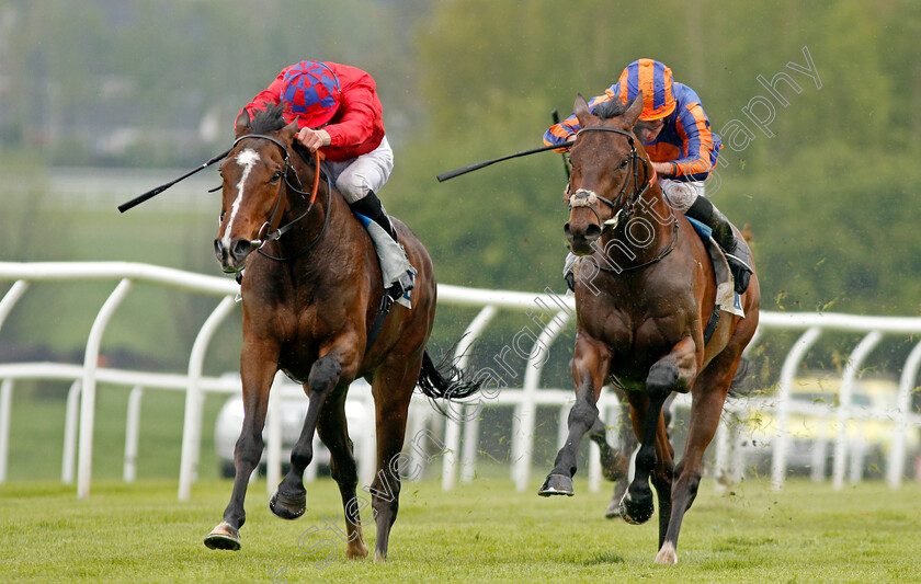 Mekong-0007 
 MEKONG (left, James Doyle) beats BARITONE (right) in The Check Scoop 6 Results At totepoolliveinfo.com Novice Stakes Leicester 28 Apr 2018 - Pic Steven Cargill / Racingfotos.com