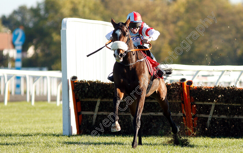 Itchy-Feet-0005 
 ITCHY FEET (Gavin Sheehan) wins The Matchbok Time To Move Over Novices Hurdle
Kempton 21 Oct 2018 - Pic Steven Cargill / Racingfotos.com