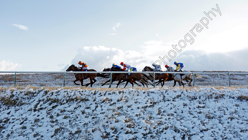 Lingfield-0009 
 Action in the snow at Lingfield in race won by FRENCH MIX (red cap, 2nd right) 27 Feb 2018 - Pic Steven Cargill / Racingfotos.com