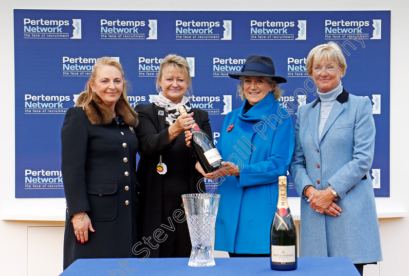 Thomas-Campbell-0007 
 Presentation for The Pertemps Network Handicap Hurdle Cheltenham 28 Oct 2017 - Pic Steven Cargill / Racingfotos.com