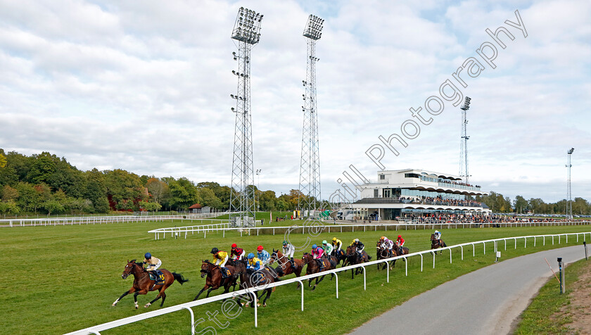 Hard-One-To-Please-0011 
 HARD ONE TO PLEASE (green cap, Pat Cosgrave) in 6th place with a circuit to run in The Stockholm Cup International as OUTBOX (Hollie Doyle) leads.
Bro Park, Sweden 18 Sep 2022 - Pic Steven Cargill / Racingfotos.com