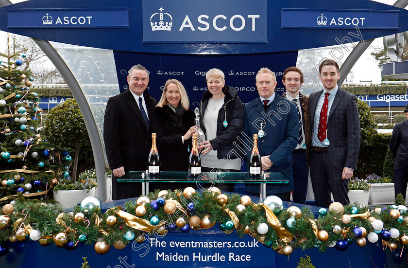 Clondaw-Native-0012 
 Presentation for The Eventmasters Maiden Hurdle Ascot 22 Dec 2017 - Pic Steven Cargill / Racingfotos.com