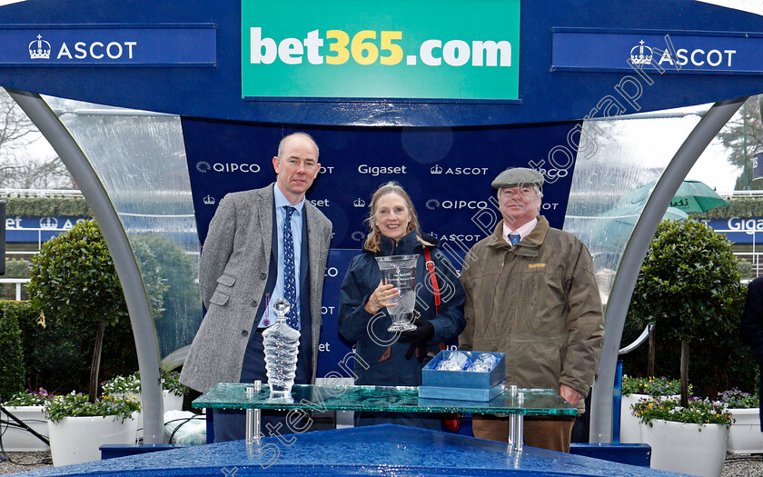 Acting-Lass-0009 
 Presentation for The Bet365 Handicap Chase Ascot 20 Jan 2018 - Pic Steven Cargill / Racingfotos.com