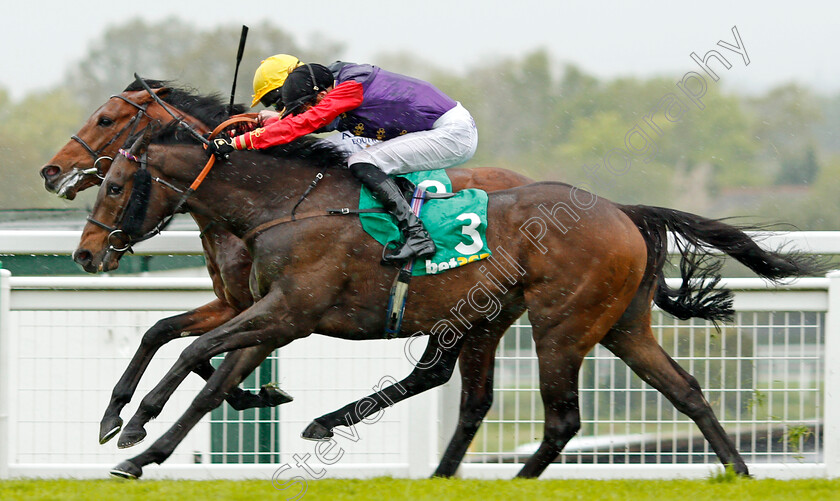 Crystal-Ocean-0007 
 CRYSTAL OCEAN (farside, Ryan Moore) beats FABRICATE (nearside) in The bet365 Gordon Richards Stakes Sandown 27 Apr 2018 - Pic Steven Cargill / Racingfotos.com