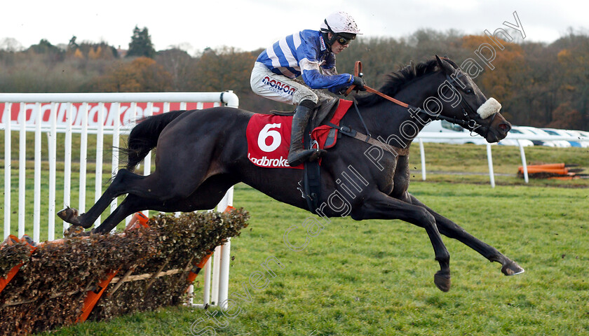 Mont-Des-Avaloirs-0001 
 MONT DES AVALOIRS (Harry Cobden)
Newbury 1 Dec 2018 - Pic Steven Cargill / Racingfotos.com