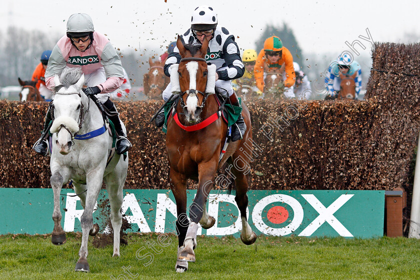 Gino-Trail-and-Theflyingportrait-0002 
 GINO TRAIL (right, Jamie Moore) with THEFLYINGPORTRAIT (left) Aintree 12 Apr 2018 - Pic Steven Cargill / Racingfotos.com