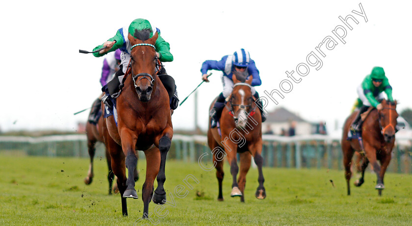 One-Master0002 
 ONE MASTER (Ryan Moore) wins The Parkdean Resorts The Broads Maiden Stakes Yarmouth 19 Sep 2017 - Pic Steven Cargill / Racingfotos.com