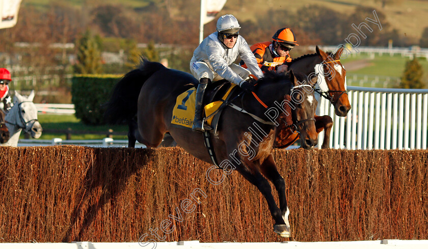 Santini-0001 
 SANTINI (Harry Skelton)
Cheltenham 10 Dec 2021 - Pic Steven Cargill / Racingfotos.com