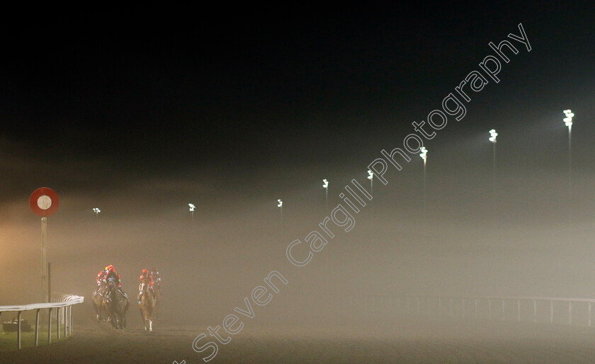 Kempton-0001 
 First race of the evening, a circuit to go in the mist 
Kempton 16 Dec 2022 - Pic Steven Cargill / Racingfotos.com