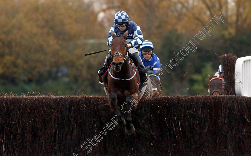 Thomas-Darby-0002 
 THOMAS DARBY (Sean Bowen) wins The John Sumner Memorial Veterans Handicap Chase
Warwick 22 Nov 2023 - Pic Steven Cargill / Racingfotos.com