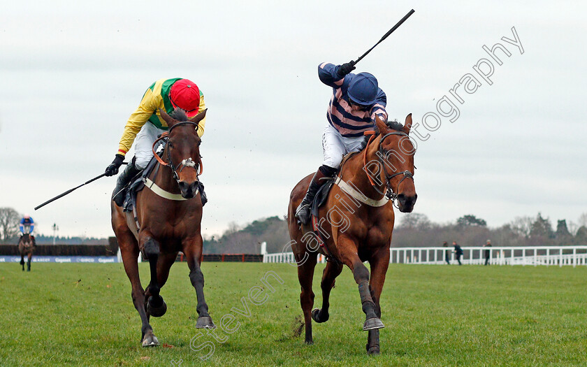 Benatar-0002 
 BENATAR (right, Jamie Moore) beats FINIAN'S OSCAR (left) in The Mitie Noel Novices Chase Ascot 22 Dec 2017 - Pic Steven Cargill / Racingfotos.com