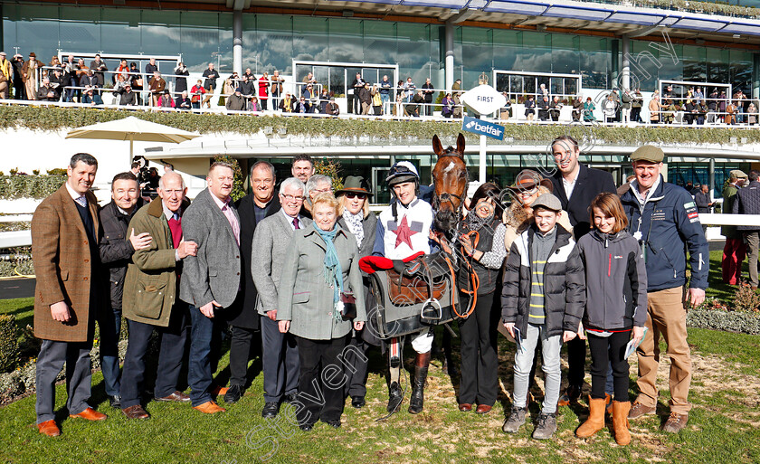 Point-Of-Principle-0006 
 POINT OF PRINCIPLE (Alan Johns) with Tim Vaughan and owners after The Ascot Schools Art Competition Novices Hurdle Ascot 17 Feb 2018 - Pic Steven Cargill / Racingfotos.com