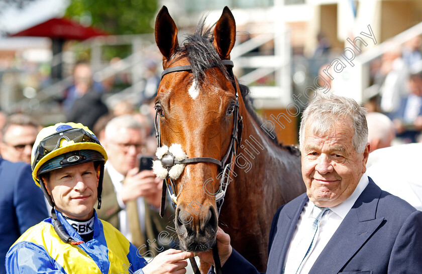 Desert-Crown-0013 
 DESERT CROWN (Richard Kingscote) and Sir Michael Stoute after The Al Basti Equiworld Dubai Dante Stakes
York 12 May 2022 - Pic Steven Cargill / Racingfotos.com