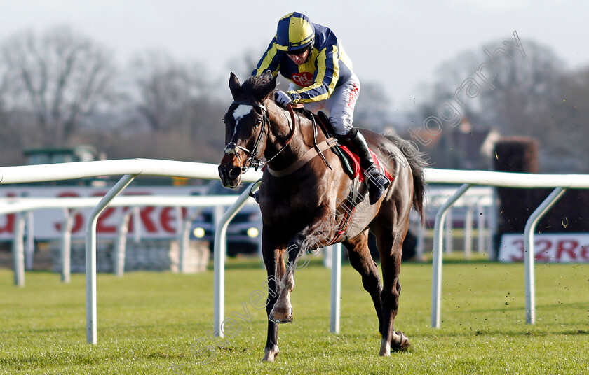 If-The-Cap-Fits-0002 
 IF THE CAP FITS (Noel Fehily) wins The 32Red Casino Novices Hurdle Kempton 26 Dec 2017 - Pic Steven Cargill / Racingfotos.com