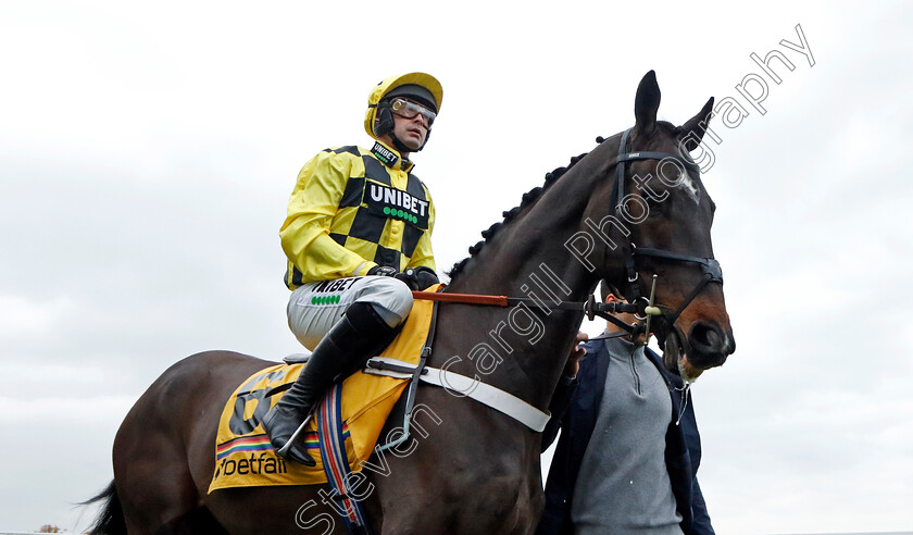 Shishkin-0002 
 SHISHKIN (Nico de Boinville)
Sandown 3 Dec 2022 - Pic Steven Cargill / Racingfotos.com