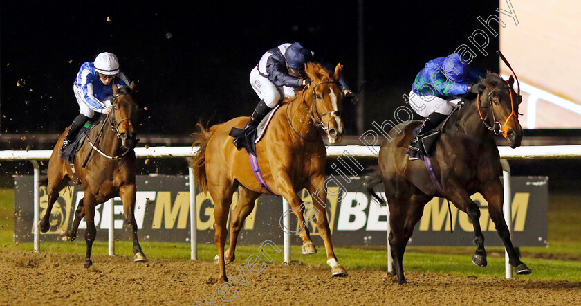 Never-Let-Go-0003 
 NEVER LET GO (centre, George Downing) beats LEFT OVER LOVE (right) in The Betmgm Irish EBF Fillies Novice Stakes Div1
Wolverhampton 20 Dec 2024 - Pic Steven Cargill / Racingfotos.com