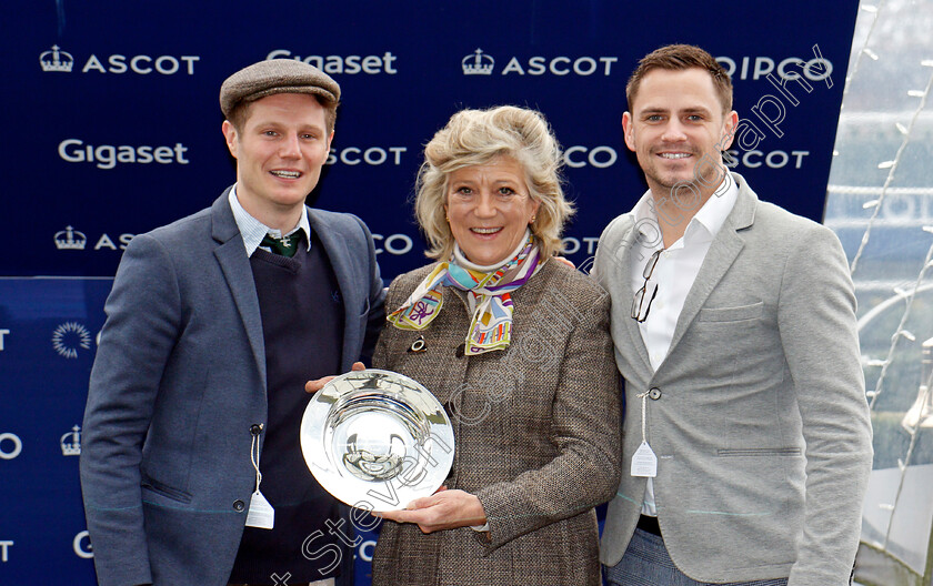 Divine-Spear-0014 
 Presentation for The Stella Artois Novices Limited Handicap Chase Ascot 22 Dec 2017 - Pic Steven Cargill / Racingfotos.com