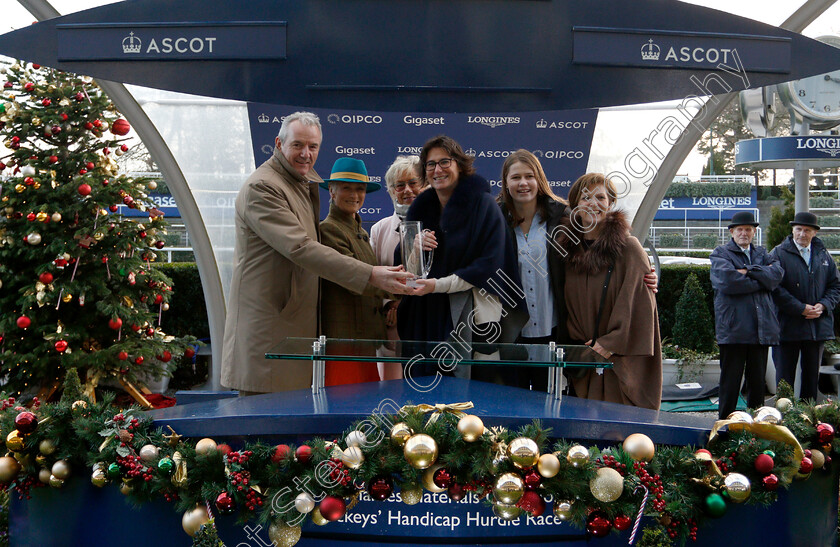 Darling-Maltaix-0009 
 Presentation Samantha De La Hey for The Thames Materials Condtional Jockeys Handicap Hurdle won by DARLING MALTAIX 
Ascot 21 Dec 2018 - Pic Steven Cargill / Racingfotos.com