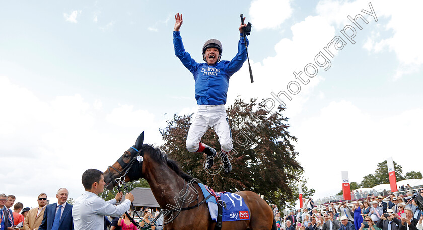 Trawlerman-0009 
 Frankie Dettori leaps from Trawlerman after The Sky Bet Ebor Handicap
York 20 Aug 2022 - Pic Steven Cargill / Racingfotos.com