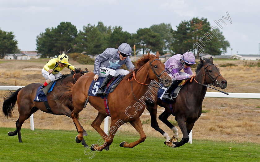 The-Gadget-Man-0002 
 THE GADGET MAN (right, Rossa Ryan) beats TRAILA (centre) in The Moulton Nurseries Handicap
Yarmouth 15 Sep 2022 - Pic Steven Cargill / Racingfotos.com