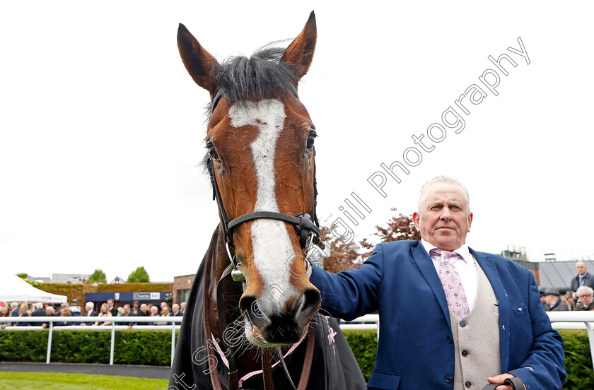 Changingoftheguard-0013 
 CHANGINGOFTHEGUARD after The Boodles Chester Vase
Chester 4 May 2022 - Pic Steven Cargill / Racingfotos.com