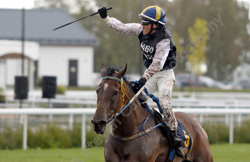 Castillo-0005 
 CASTILLO (Josefin Landgren) wins The Lady Jockeys Thoroughbred World Championship Round 5
Josefin celebrates winning the overall title
Bro Park Sweden 5 Aug 2018 - Pic Steven Cargill / Racingfotos.com