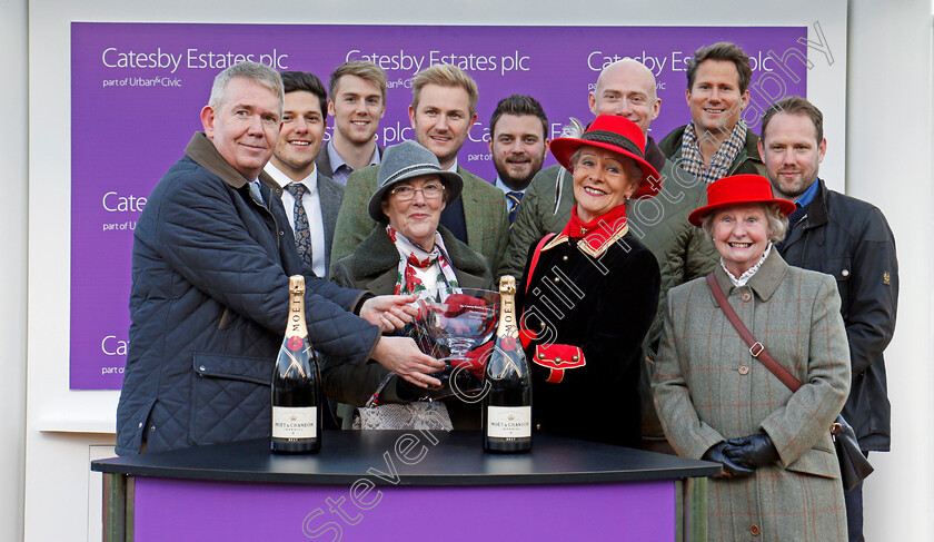 Smaoineamh-Alainn-0009 
 Presentation to Yeo Racing Partnership for The Catesby Handicap Hurdle won by SMAOINEAMH ALAINN Cheltenham 15 Dec 2017 - Pic Steven Cargill / Racingfotos.com