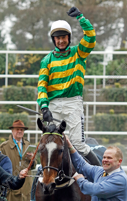 Jonbon-0010 
 JONBON (Nico de Boinville) winner of The Betmgm Clarence House Chase
Ascot 18 Jan 2025 - Pic Steven Cargill / Racingfotos.com