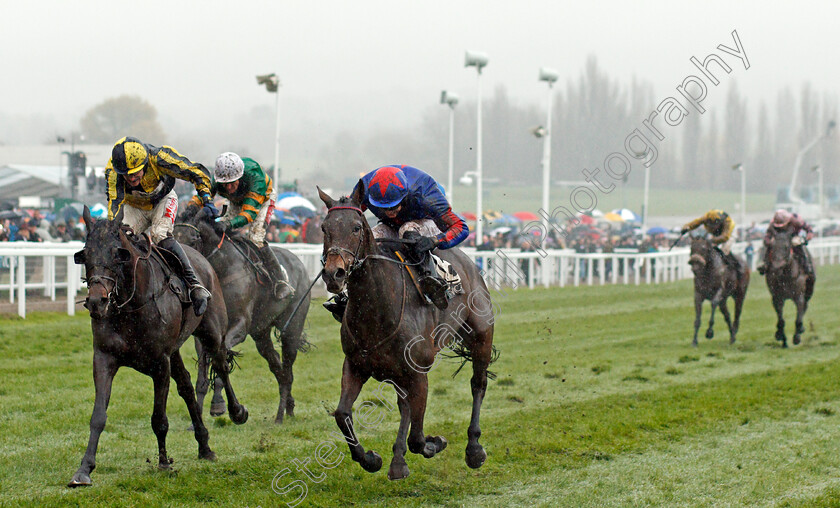 Splash-Of-Ginge-0004 
 SPLASH OF GINGE (right, Tom Bellamy) beats STARCHITECT (left) in The BetVictor Gold Cup Cheltenham 18 Nov 2017 - Pic Steven Cargill / Racingfotos.com