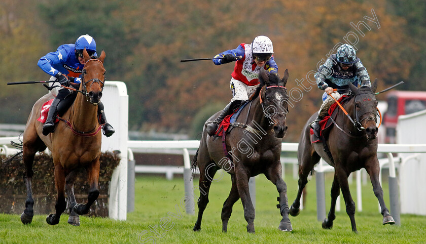 Booster-Bob-0003 
 BOOSTER BOB (right, Sean Bowen) beats HELNWEIN (centre) and CHOOSE A COPPER (left) in The Betfair Claremont Novices Hurdle
Sandown 9 Dec 2023 - Pic Steven Cargill / Racingfotos.com