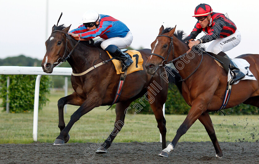 Croeso-Cymraeg-0003 
 CROESO CYMRAEG (Raul Da Silva) beats BARCA (right) in The Making Waves With Gulf Handicap
Kempton 22 May 2019 - Pic Steven Cargill / Racingfotos.com