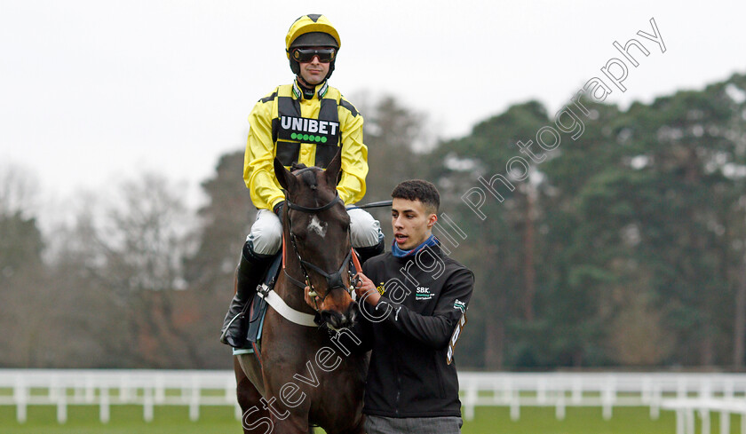 Shishkin-0013 
 SHISHKIN (Nico de Boinville) before The SBK Clarence House Chase
Ascot 22 Jan 2022 - Pic Steven Cargill / Racingfotos.com