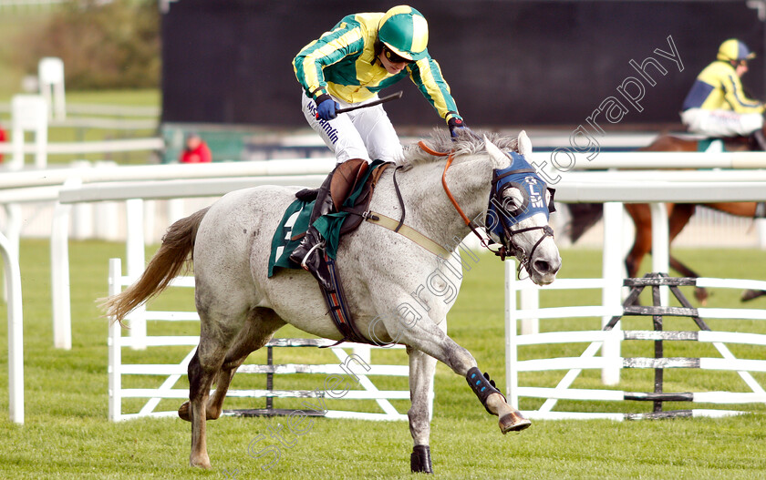 Diakali-0005 
 DIAKALI (Joshua Moore) wins The squareintheair.com Novices Chase 
Cheltenham 26 Oct 2018 - Pic Steven Cargill / Racingfotos.com