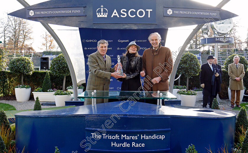 Graceful-Legend-0009 
 Presentation for The Trisoft Mares Handicap Hurdle Ascot 25 Nov 2017 - Pic Steven Cargill / Racingfotos.com