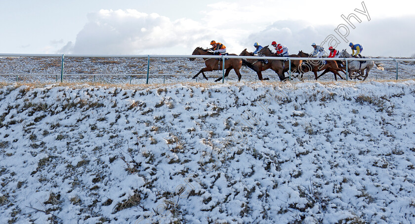 Lingfield-0007 
 Action in the snow at Lingfield in race won by FRENCH MIX (red cap, 2nd right) 27 Feb 2018 - Pic Steven Cargill / Racingfotos.com