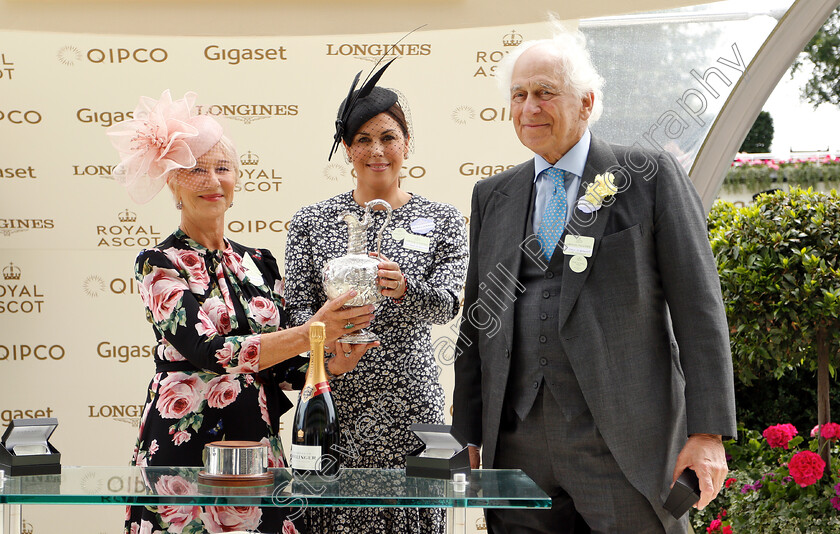 Crystal-Ocean-0013 
 Presentation by Dame Helen Mirren to Sir Evelyn De Rothschild for The Hardwicke Stakes won by CRYSTAL OCEAN
Royal Ascot 23 Jun 2018 - Pic Steven Cargill / Racingfotos.com