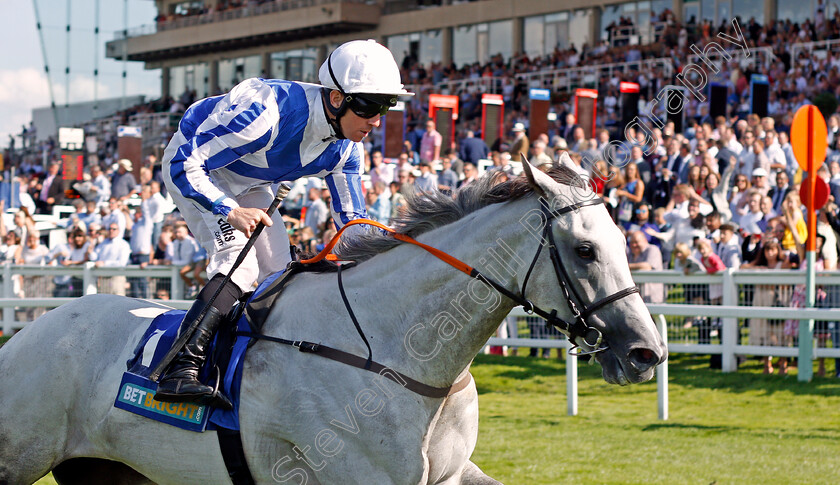 Thundering-Blue-0005 
 THUNDERING BLUE (Jim Crowley) wins The BetBright Recall Handicap Sandown 2 Sep 2017 - Pic Steven Cargill / Racingfotos.com