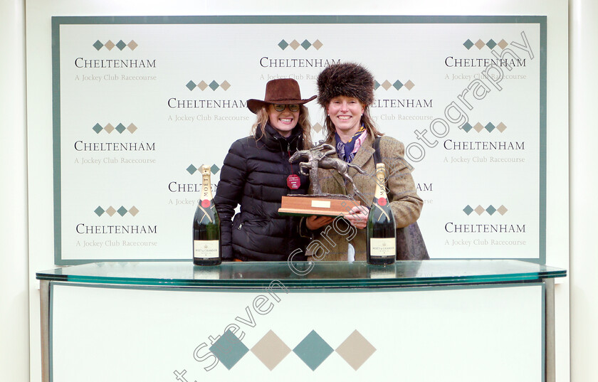 Ozzie-The-Oscar-0008 
 Presentation for The Cheltenham Club Handicap Chase won by OZZIE THE OSCAR
Cheltenham 15 Dec 2018 - Pic Steven Cargill / Racingfotos.com