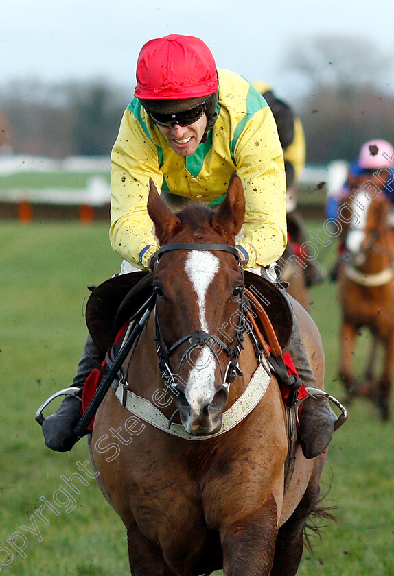 Sizing-Tennessee-0011 
 SIZING TENNESSEE (Tom Scudamore) wins The Ladbrokes Trophy
Newbury 1 Dec 2018 - Pic Steven Cargill / Racingfotos.com