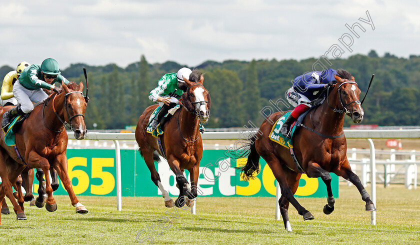 Global-Giant-0003 
 GLOBAL GIANT (Frankie Dettori) beats EXTRA ELUSIVE (left) and PABLO ESCOBARR (right) in The bet365 Steventon Stakes
Newbury 19 Jul 2020 - Pic Steven Cargill / Racingfotos.com