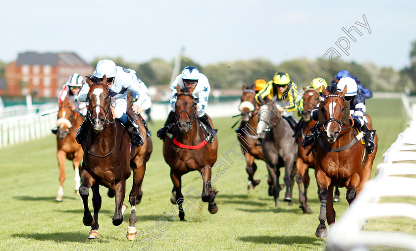 Misu-Pete-0001 
 MISU PETE (right, Darragh Keenan) beats ABEL TASMAN (left) in The Mobile Pimm's Bars Apprentice Handicap
Newbury 17 Aug 2018 - Pic Steven Cargill / Racingfotos.com