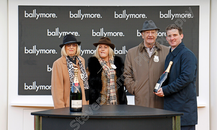 Tikkanbar-0008 
 Presentation for The Ballymore Novices Hurdle Cheltenham 1 Jan 2018 - Pic Steven Cargill / Racingfotos.com