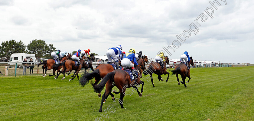 Yarmouth-0005 
 The field races past the holiday camp site shortly after the start of the Mansionbet Beaten By A Head Maiden Handicap
Yarmouth 22 Jul 2020 - Pic Steven Cargill / Racingfotos.com