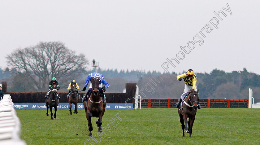 Shishkin-0015 
 SHISHKIN (right, Nico de Boinville) beats ENERGUMENE (left) in The SBK Clarence House Chase
Ascot 22 Jan 2022 - Pic Steven Cargill / Racingfotos.com