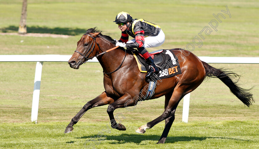 Global-Applause-0005 
 GLOBAL APPLAUSE (Gerald Mosse) wins The 188bet Extra Place Races Handicap
Sandown 1 Sep 2018 - Pic Steven Cargill / Racingfotos.com