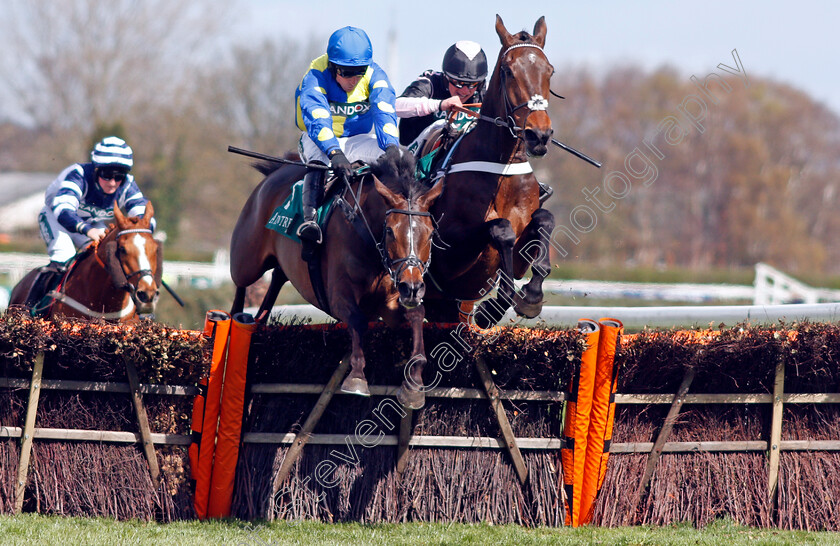 Langer-Dan-0001 
 LANGER DAN (left, Harry Skelton) beats FILS D'OUDAIRIES (right) in The 20 Years Together Alder Hey & Aintree Handicap Hurdle
Aintree 8 Apr 2022 - Pic Steven Cargill / Racingfotos.com