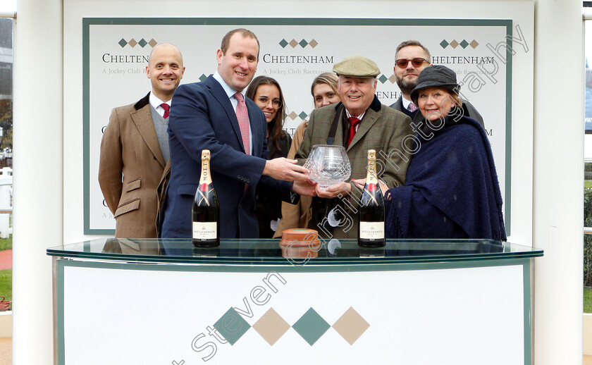 Diakali-0010 
 Presentation for The squareintheair.com Novices Chase won by DIAKALI 
Cheltenham 26 Oct 2018 - Pic Steven Cargill / Racingfotos.com