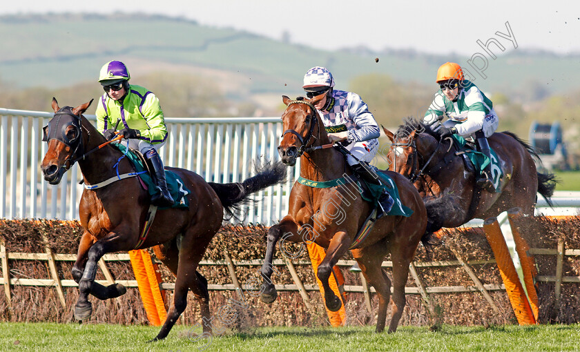 Foxy-Lass-and-Shine-Baby-Shine-0001 
 FOXY LASS (left, Denis Hogan) with SHINE BABY SHINE (right) Cheltenham 19 Apr 2018 - Pic Steven Cargill / Racingfotos.com