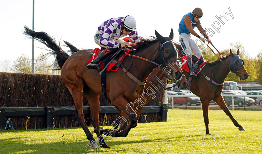 Oliver s-Hill-0005 
 OLIVER'S HILL (right, Aidan Coleman) beats MARRACUDJA (left) in The Smarter Bets With Matchbook Handicap Chase Kempton 22 Oct 2017 - Pic Steven Cargill / Racingfotos.com