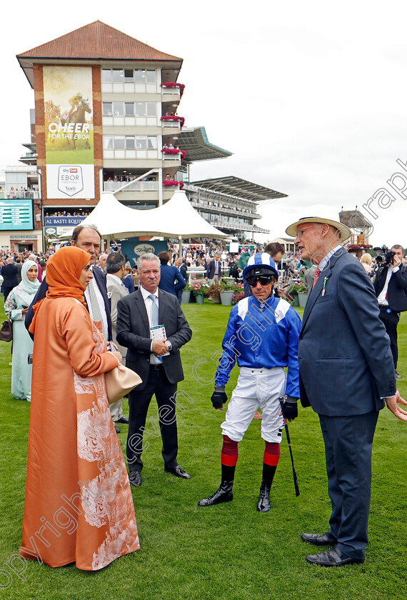 Mostahdaf-0019 
 Frankie Dettori keeps the tactics to himself, with Sheikha Hissa, Angus Gold, John Gosden and Richard Hills before winning The Juddmonte International Stakes on Mostahdaf
York 23 Aug 2023 - Pic Steven Cargill / Racingfotos.com